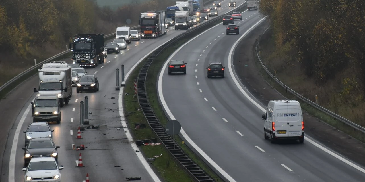 Motorvej spærret, 4 biler i uheld