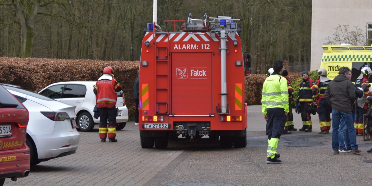 Person fundet død i lukket rum på skole