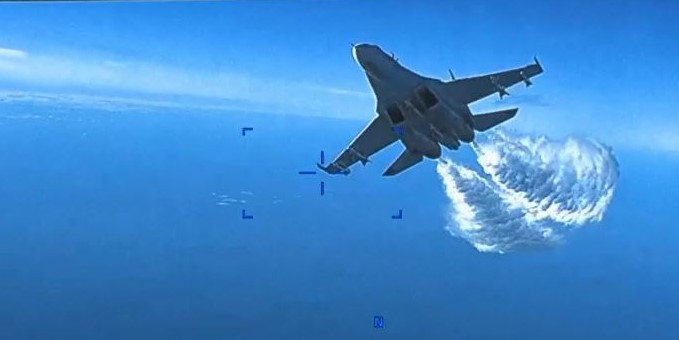 Se videoen: Her støder russisk jagerfly sammen med amerikansk drone