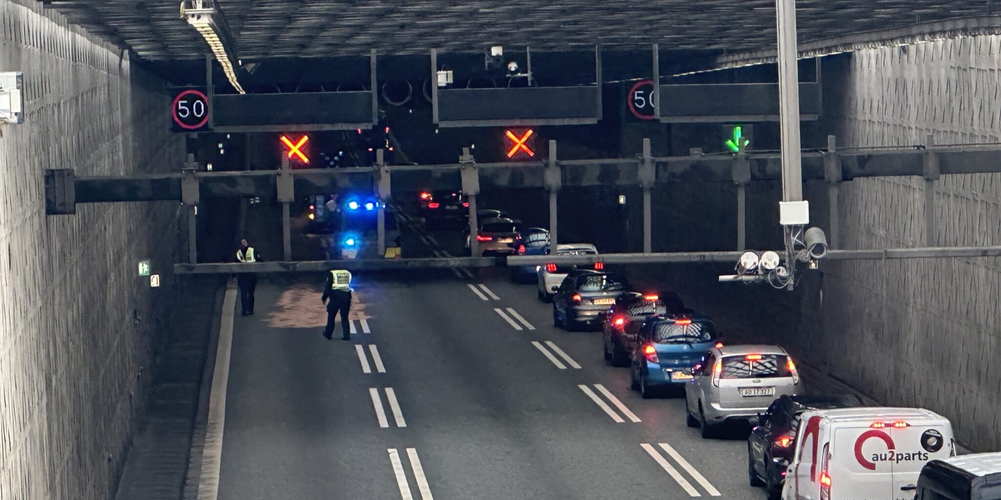 Lastbil påkører tunnel – mindst 3 biler rammer tabt gods
