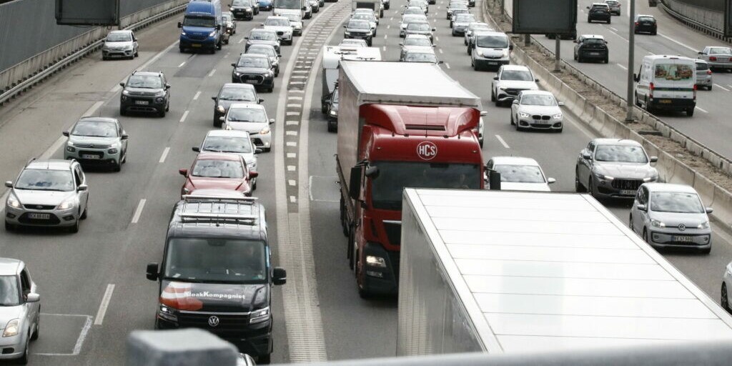 Uheld og lange køer på motorvejene fredag eftermiddag