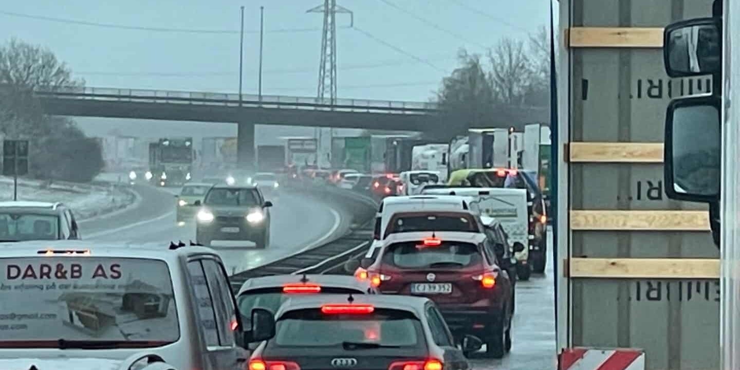 Lastbil væltet på motorvej, vil tage timer at rydde op