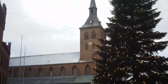 1200 kg tung kirkeklokke 1 cm fra at falde ned i Odense