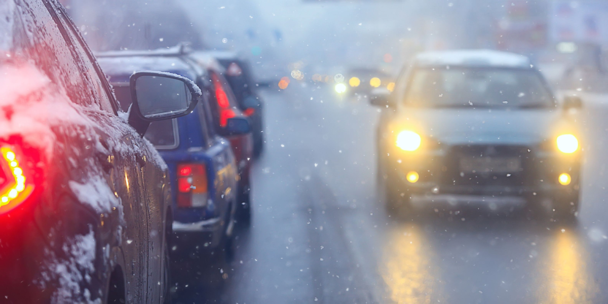 Uheld på motorvej, trafikken snegler sig afsted