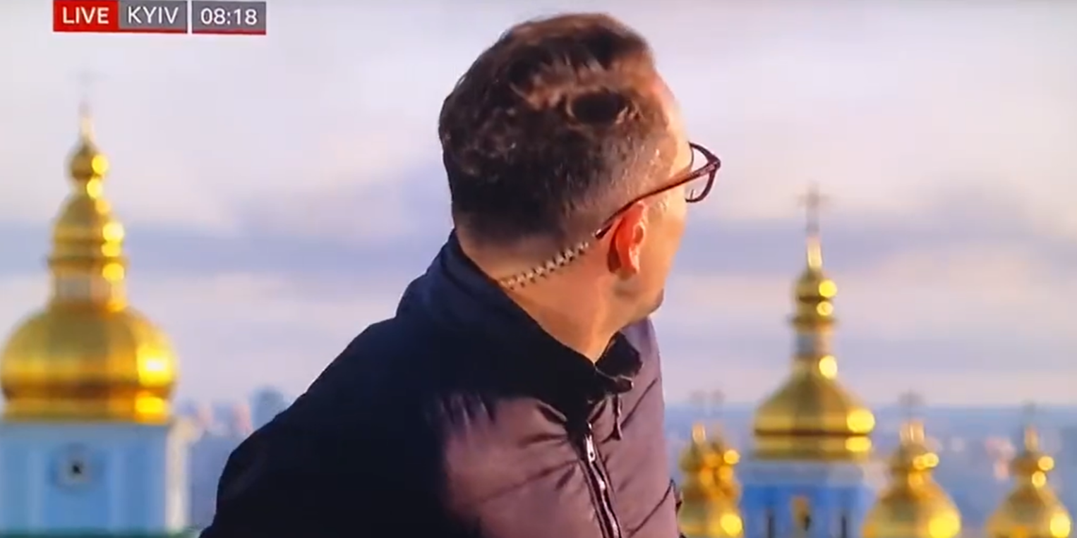 Video: Journalist må flygte, da Kiev bliver bombet
