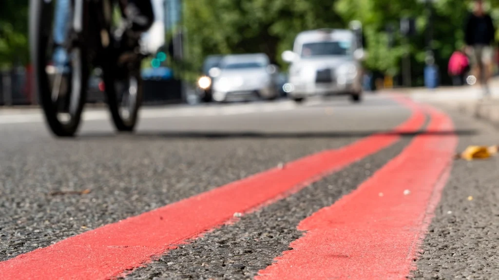 Bilister skal forberede sig på nye afmærkninger i trafikken: Det betyder den røde linje