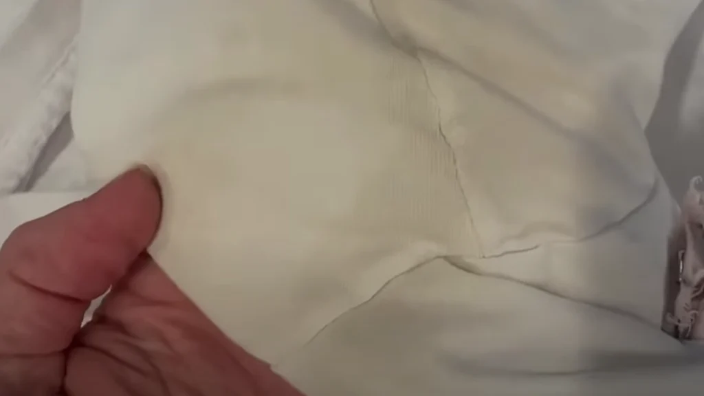 Denne blanding får bugt med gule deodorant-pletter på tøjet: Bare vent og se magien ske