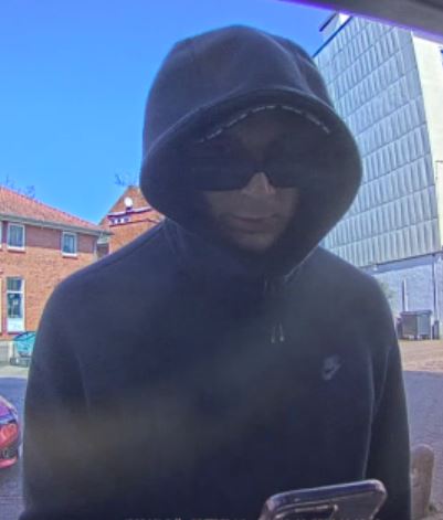 Politiet efterlyser: Har du set denne mand?