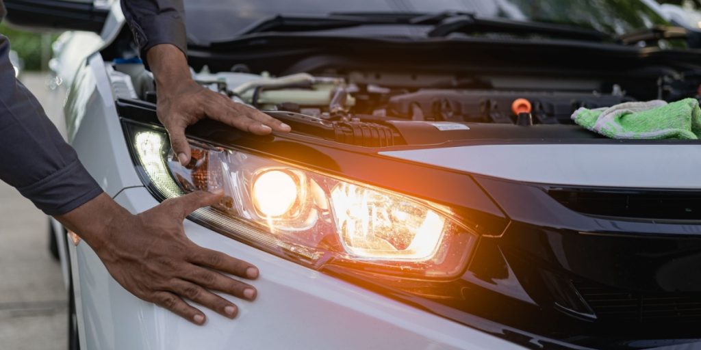 Mekanikere holder dette trick ‘hemmeligt’: Sådan bliver dine forlygter på bilen krystalklare igen