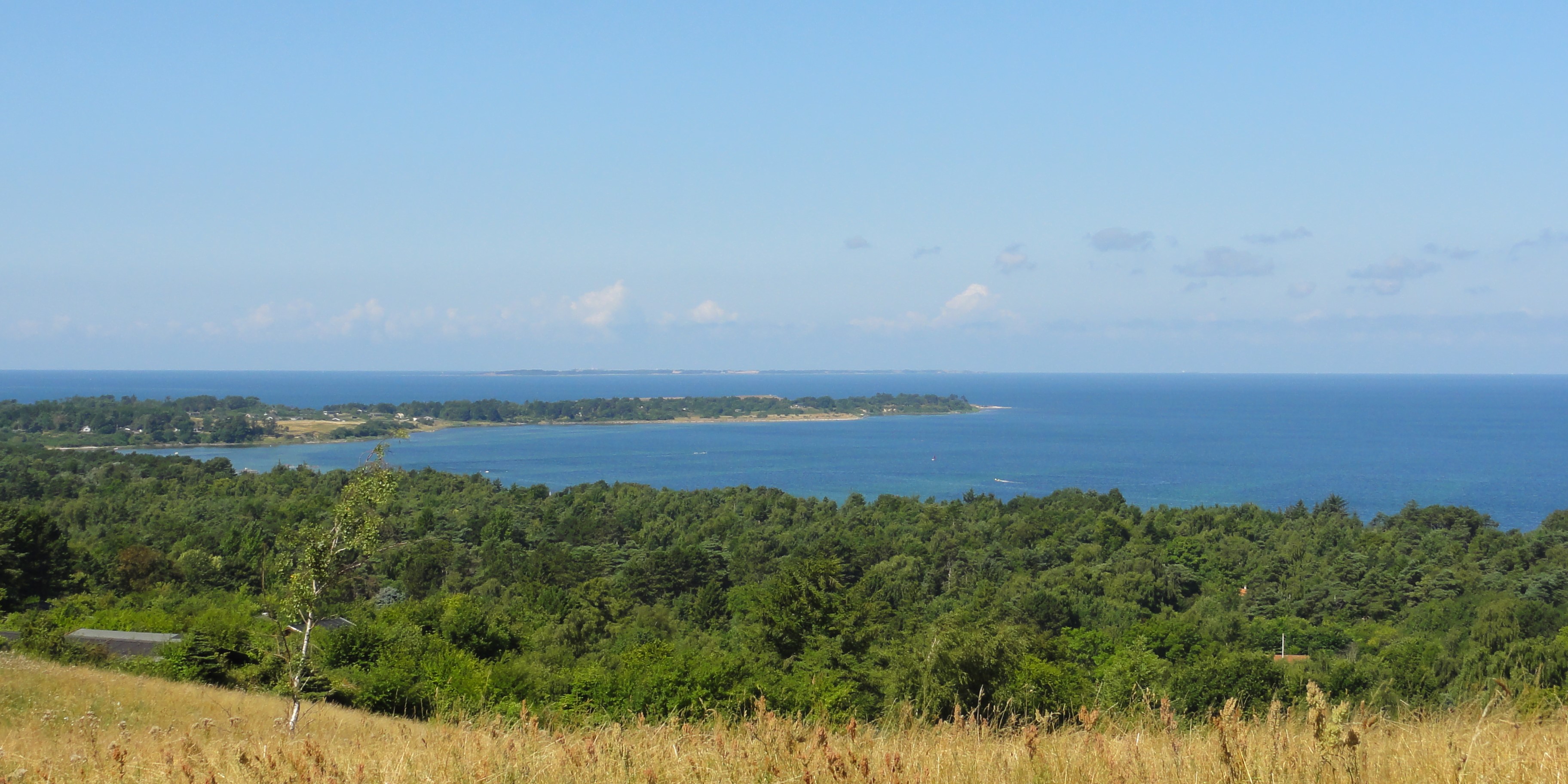 Mystisk fund ved Sjællands Odde: Tasker med ulovligt indhold drevet i land