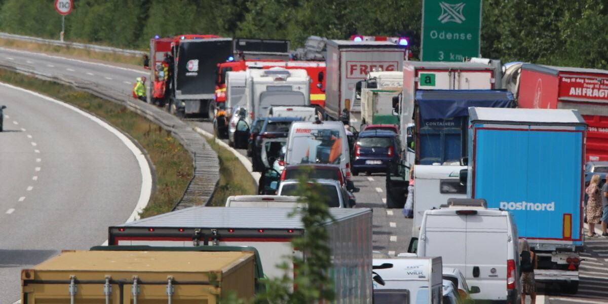 Motorvej spærret, lastbiler i uheld
