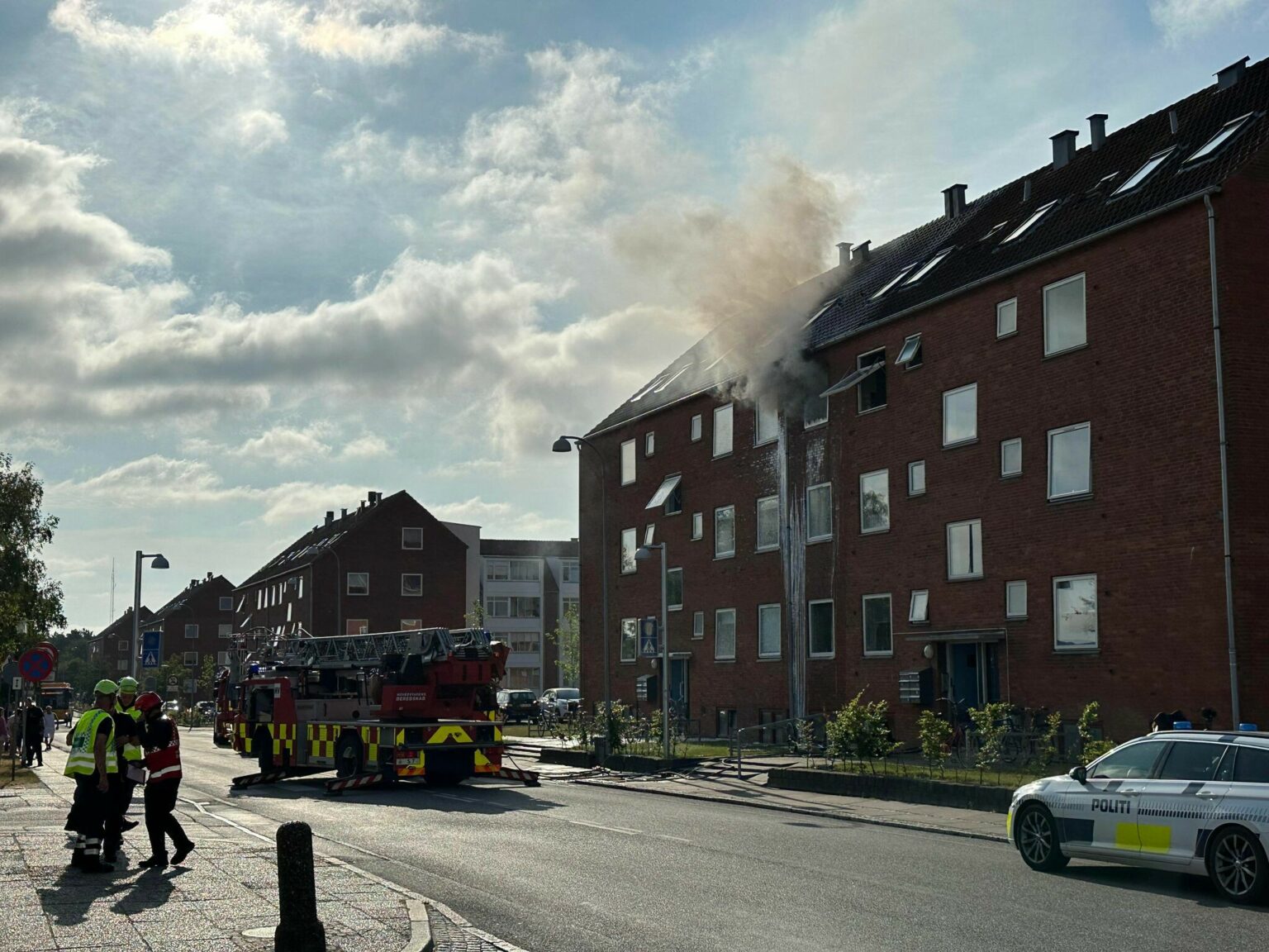 Kraftig lejlighedsbrand spærrer vej tæt på hospital