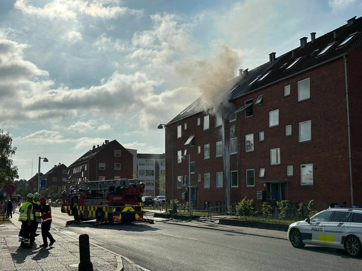 Kraftig lejlighedsbrand spærrer vej tæt på hospital