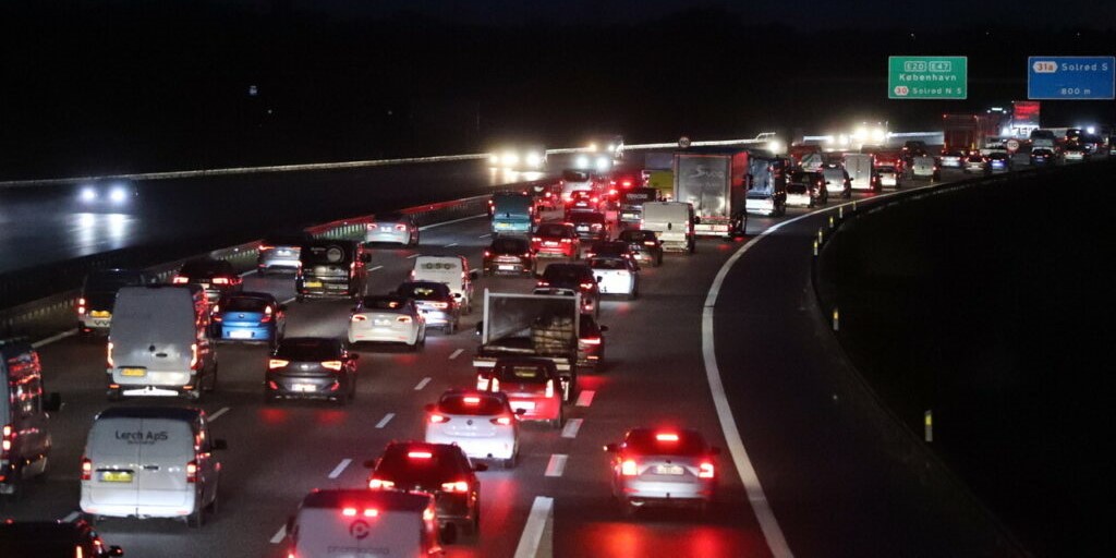 Kaos på vejene: Flere uheld og 30 minutters kø på samme motorvej