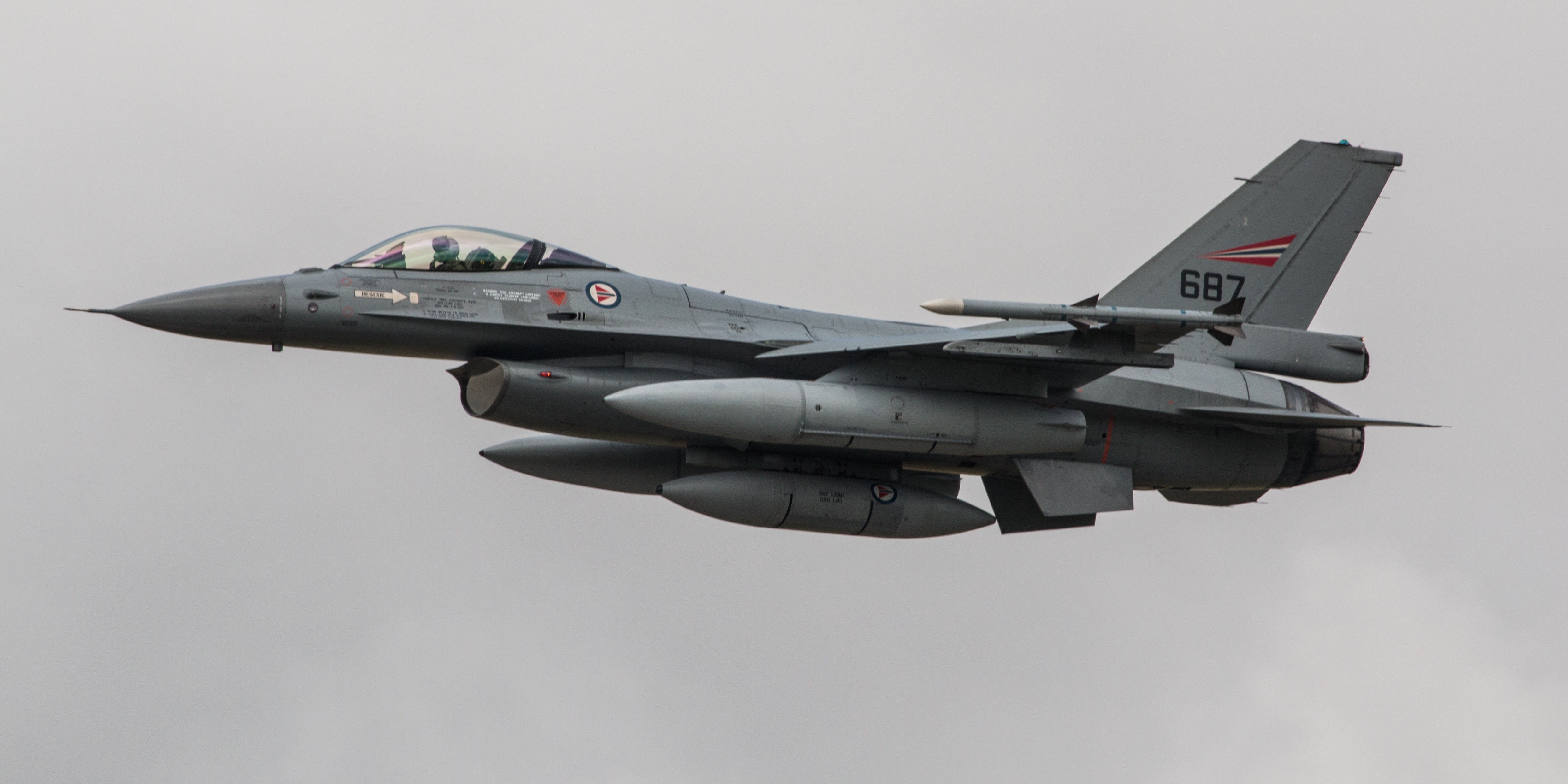 Danmark donerer F-16 til Ukraine: Nu reagerer Rusland