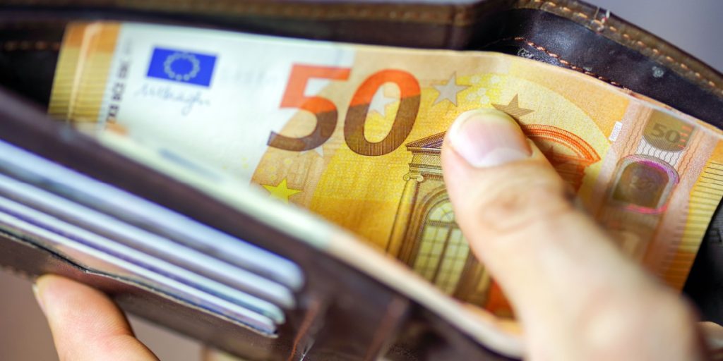Har du gamle eurosedler liggende? Snart kan du blive nægtet at bruge dem på din ferie