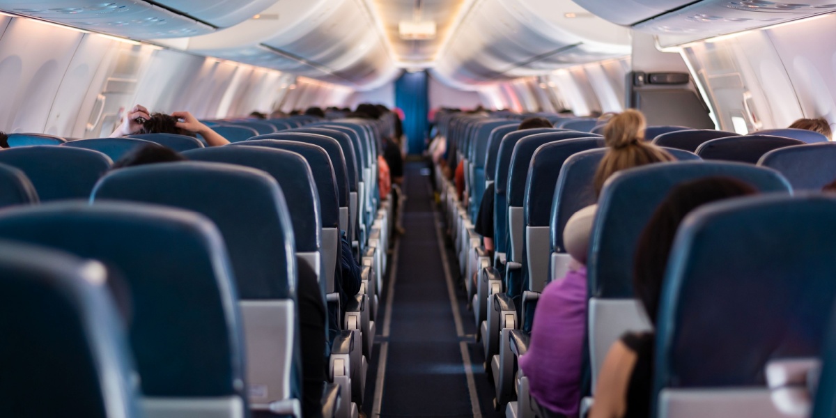 Her er stewardessens løsning, når nogen på flyet nægter at flytte sæde