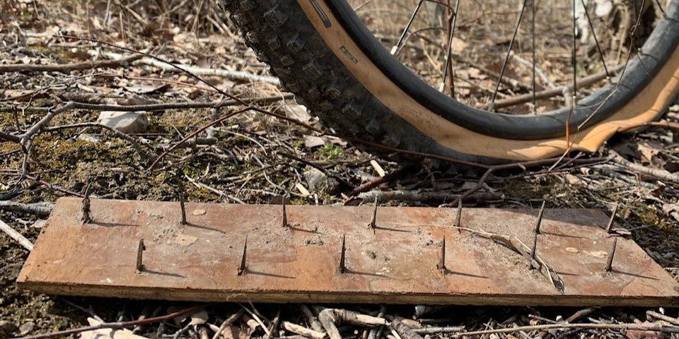 Lagde pigtråd og sømbræt på cykelsti – det afgørende tip kom fra Naturstyrelsen