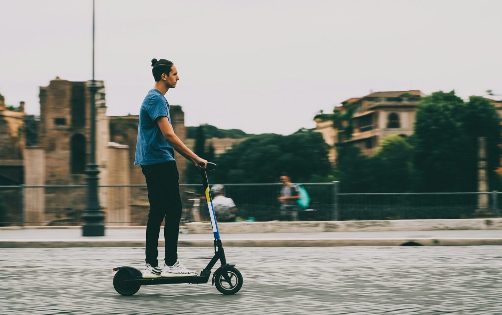 Ny EU-rapport: Batterier til elcykler, scootere og motorcykler løser flere problemer, men kræver støtte