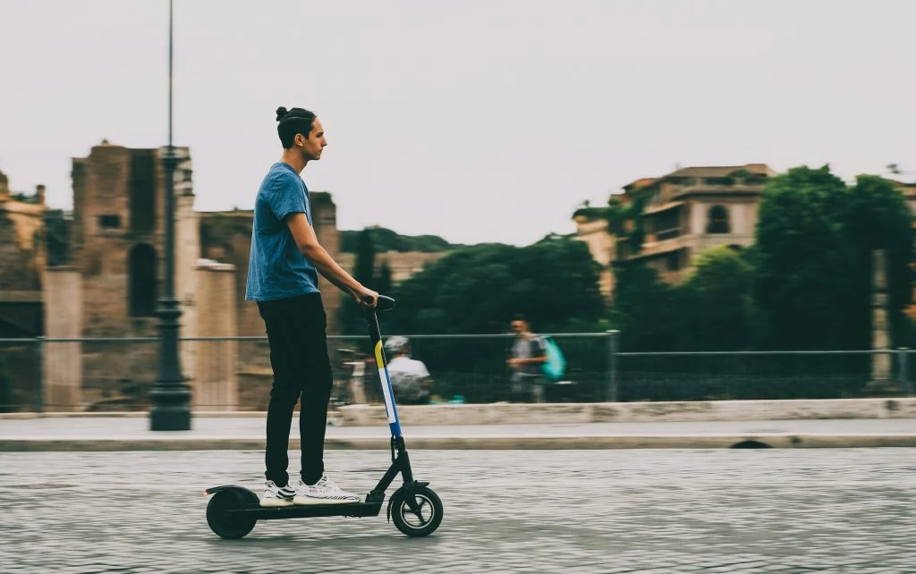 Ny EU-rapport: Batterier til elcykler, scootere og motorcykler løser flere problemer, men kræver støtte