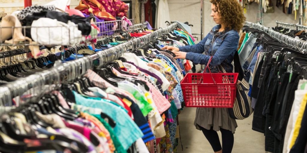 Shopper købte en frakke i genbrugsbutik: Det, han efterfølgende fandt i lommen, fik kæben til at ramme gulvet