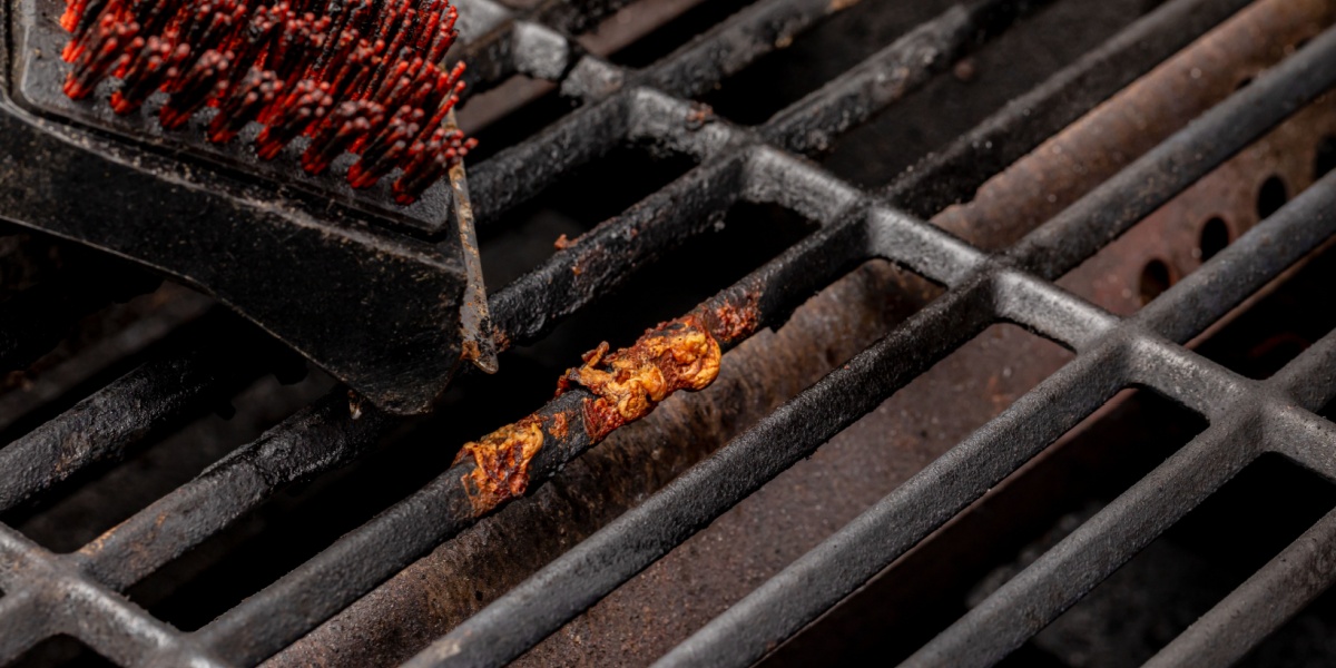 Glem alt om rengøringsmidlerne: Denne simple procedure er nok til at gøre grillen rent