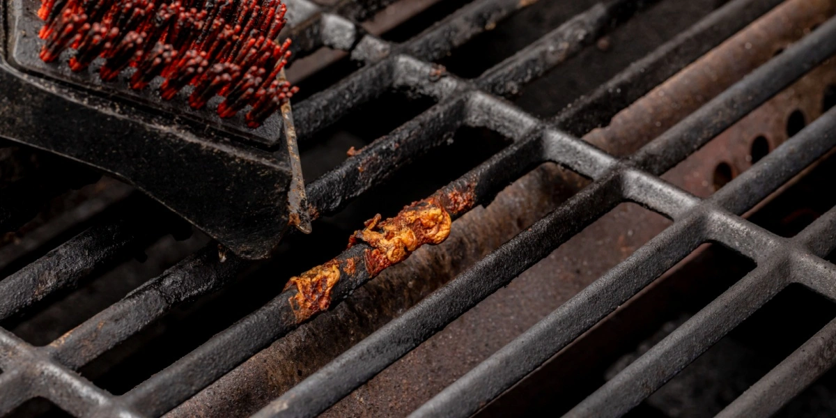 Glem alt om rengøringsmidlerne: Denne simple procedure er nok til at gøre grillen rent
