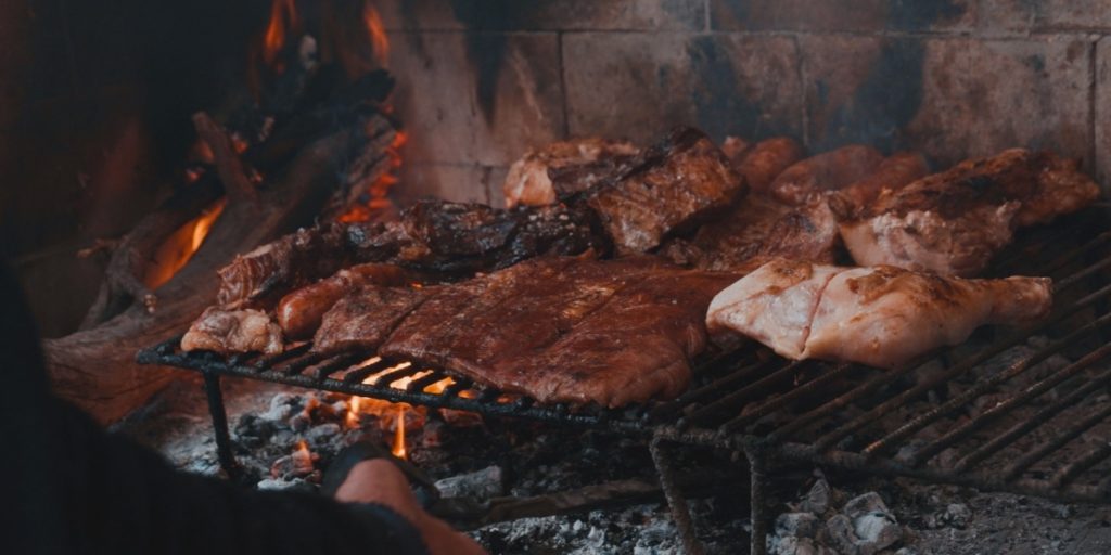 I Argentina drysser de dette på bålet: Det giver et langt bedre grillresultat