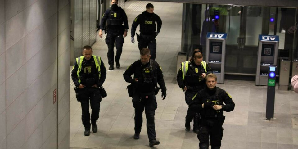 Politiet rykkede ud til flere metrostation tirsdag aften – her er årsagen