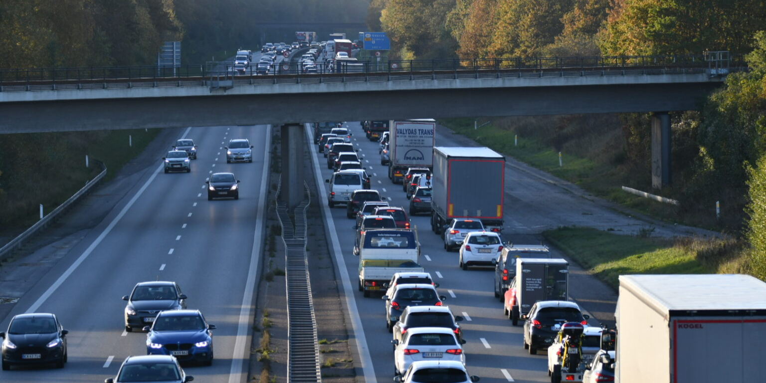 Uheld flere steder: 12 kilometer kø på motorvej