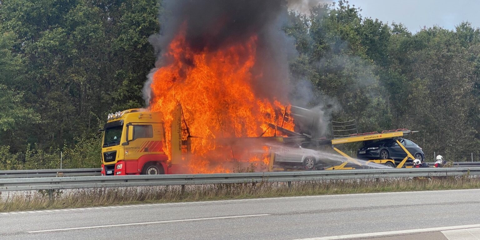 Motorvej spærret, lastbil i flammer