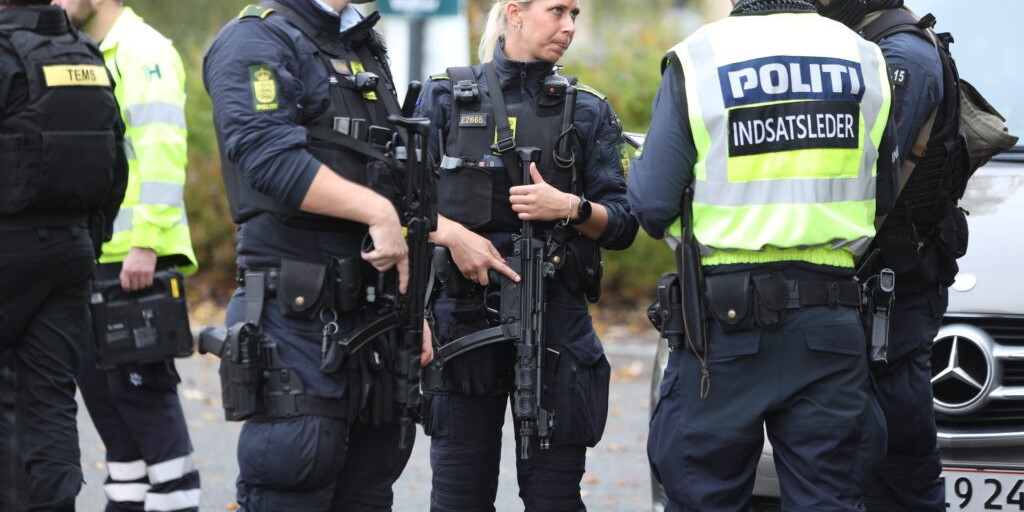 Tungt bevæbnet politi til stede ved station