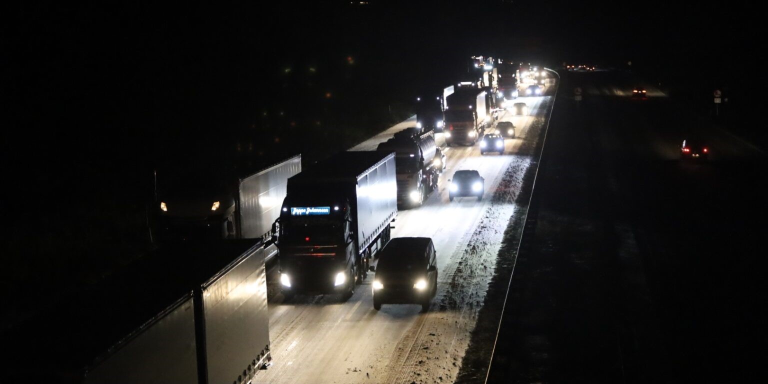 Motorvej spærret: Massiv kø resten af morgenen
