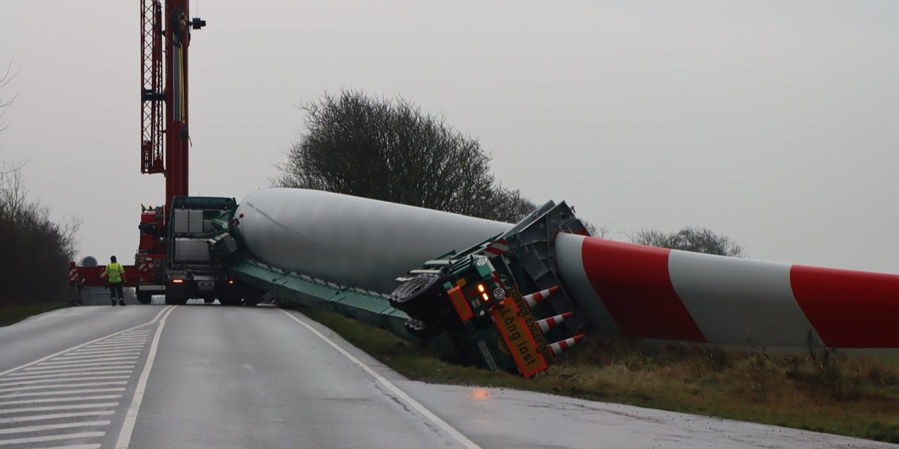 Motorvej spærret: Vindmølletransport væltet