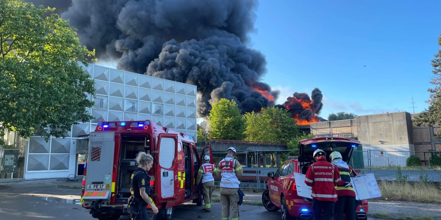 Kraftig brand i skole – luk døre og vinduer