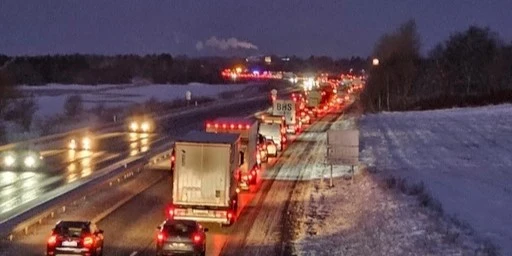 Store problemer på motorvejene: 72 kilometer langsom trafik efter lastbil satte sig på tværs