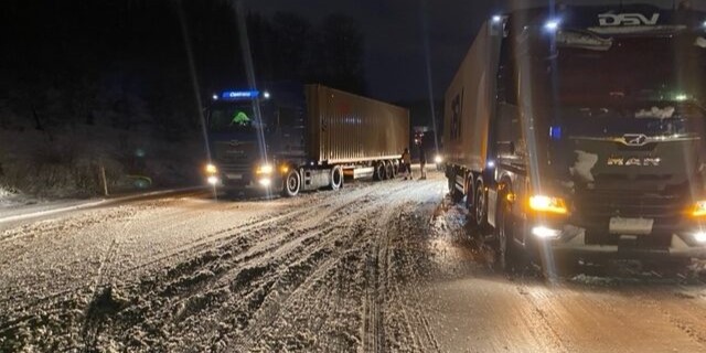 Motorvej spærret: Lastbil på tværs