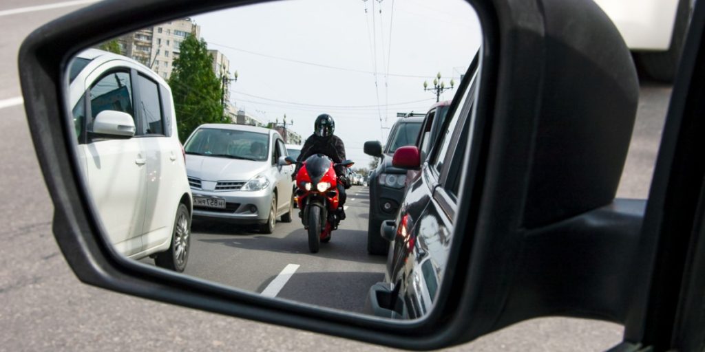 Blandt motorcyklister er det et ‘hemmeligt’ signal: Her er grunden til, at de banker på hjelmen