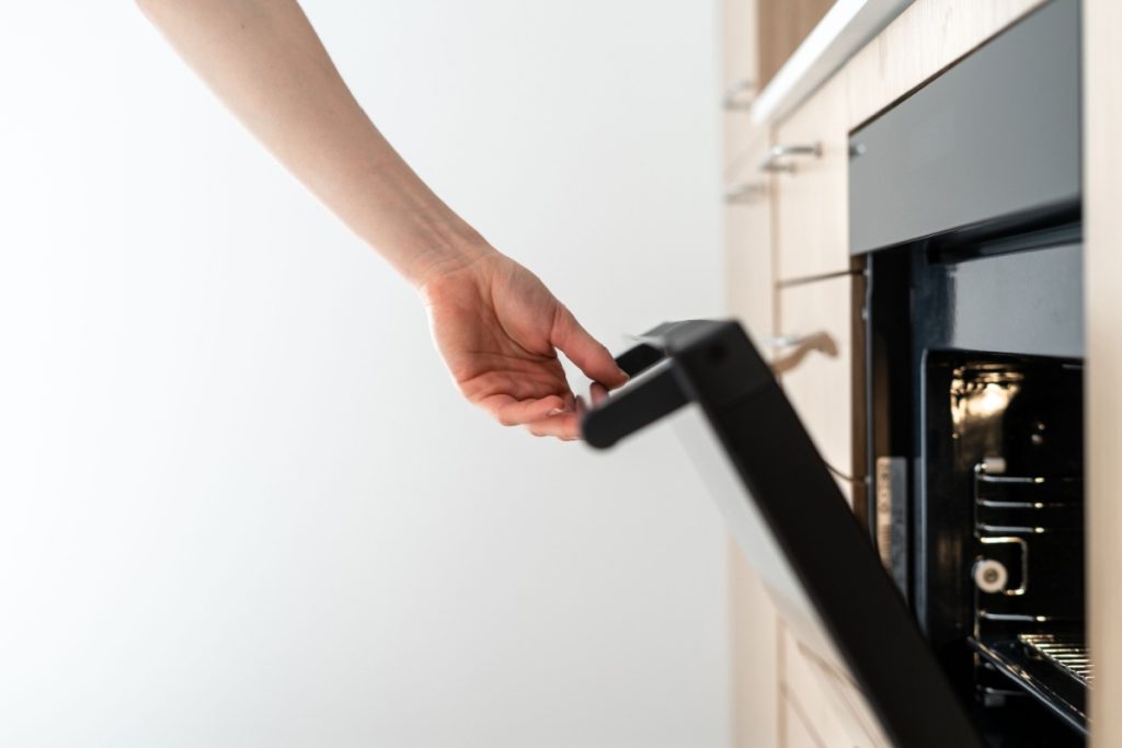 Myter om energibesparelse: Skal ovnen stå på klem, og må du tø mad op i køleskabet?