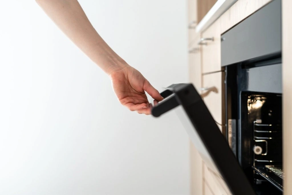 Myter om energibesparelse: Skal ovnen stå på klem, og må du tø mad op i køleskabet?