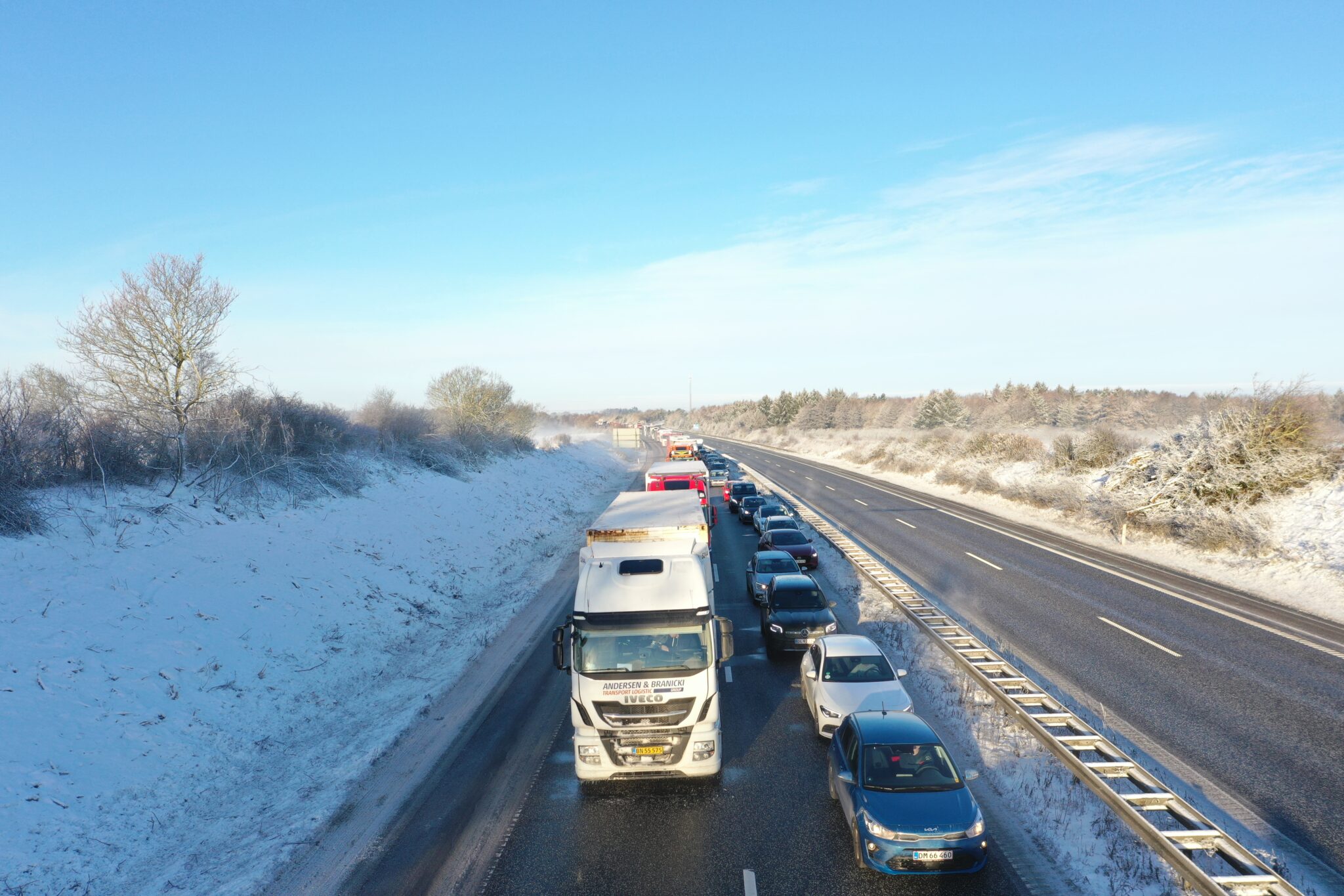 Motorvej spærret – Mere end 20 biler i sammenstød
