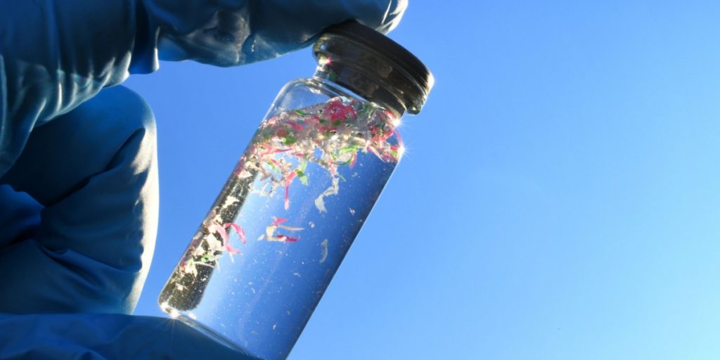 I Japan har de opfundet en ny slags plastik. Den opløses i havvand på bare en time.