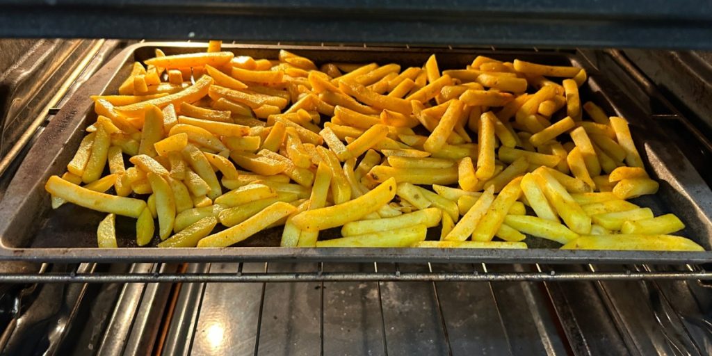 Kok advarer mod udbredt fejl: Dine pommes frites smager langt bedre, hvis du undgår den