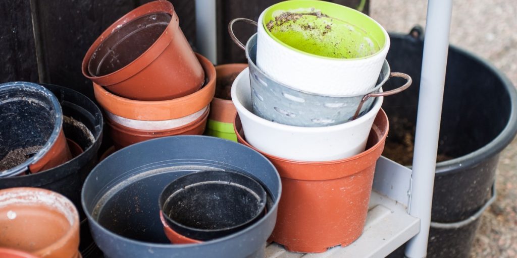 Smid ikke dine gamle blomsterpotter ud: De er guld værd i haven