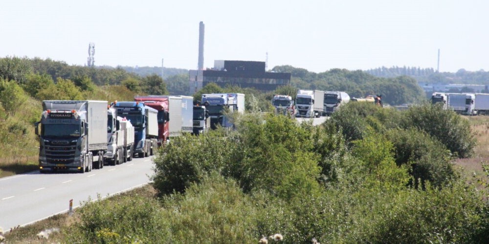 Trafikuheld spærrer vej i begge retninger, mindst en times afvikling af kø