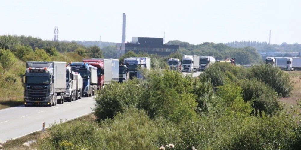 Trafikuheld spærrer vej i begge retninger, mindst en times afvikling af kø