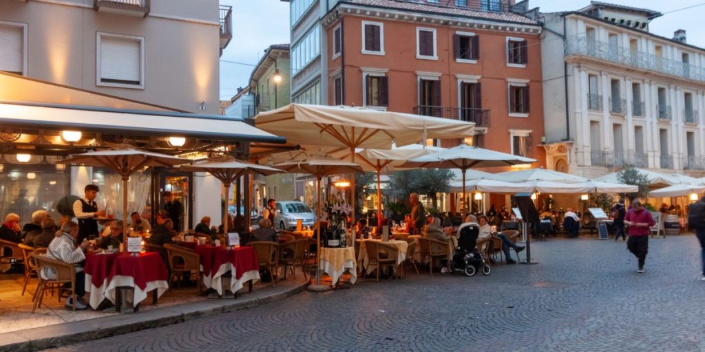 Nyt tiltag venter danskere på restauranter: I dag er det gratis, men fremover skal du betale for det