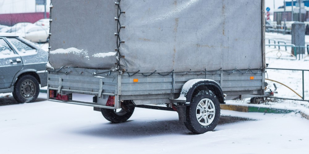 Du har styr på reglerne for bilen – men ved du, hvordan du lovligt parkerer med en trailer?
