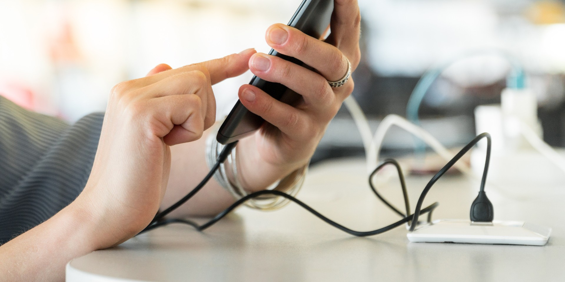 Lad telefonen ligge, når den lader op: Ekspert forklarer, hvorfor det er en “frygtelig” ide at bruge den imens
