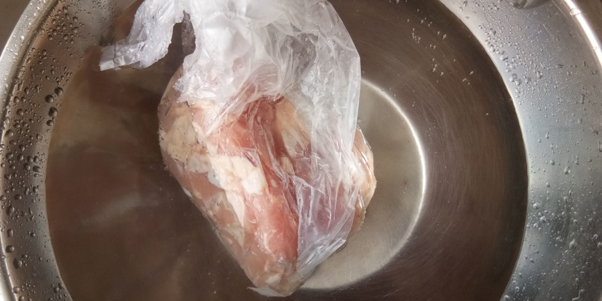 Sådan tør du frossent kød op på ingen tid